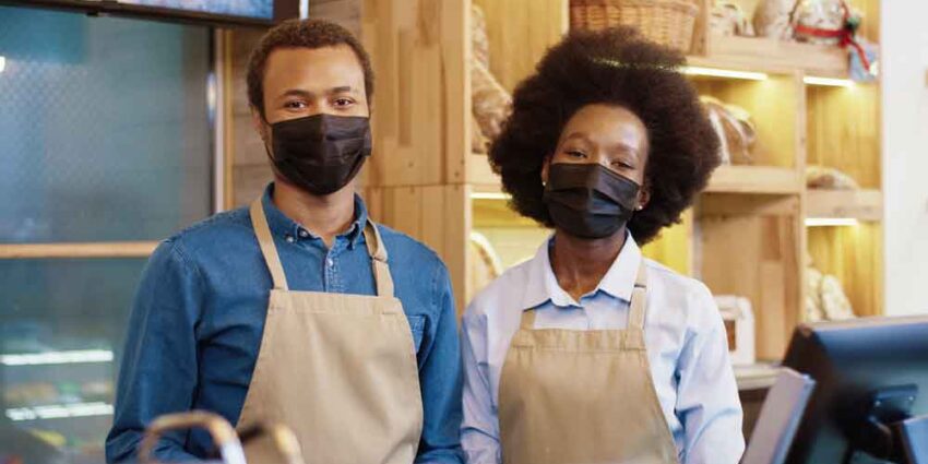 duas-pessoas-negras-usando-mascara-em-loja