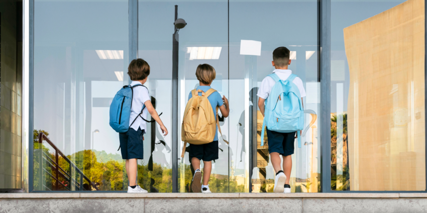 criancas-voltando-para-a-escola-juntos